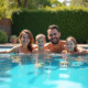 Famille profitant d'une piscine écologique en jardin