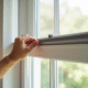 Installation d une moustiquaire sur une fenetre lumineuse